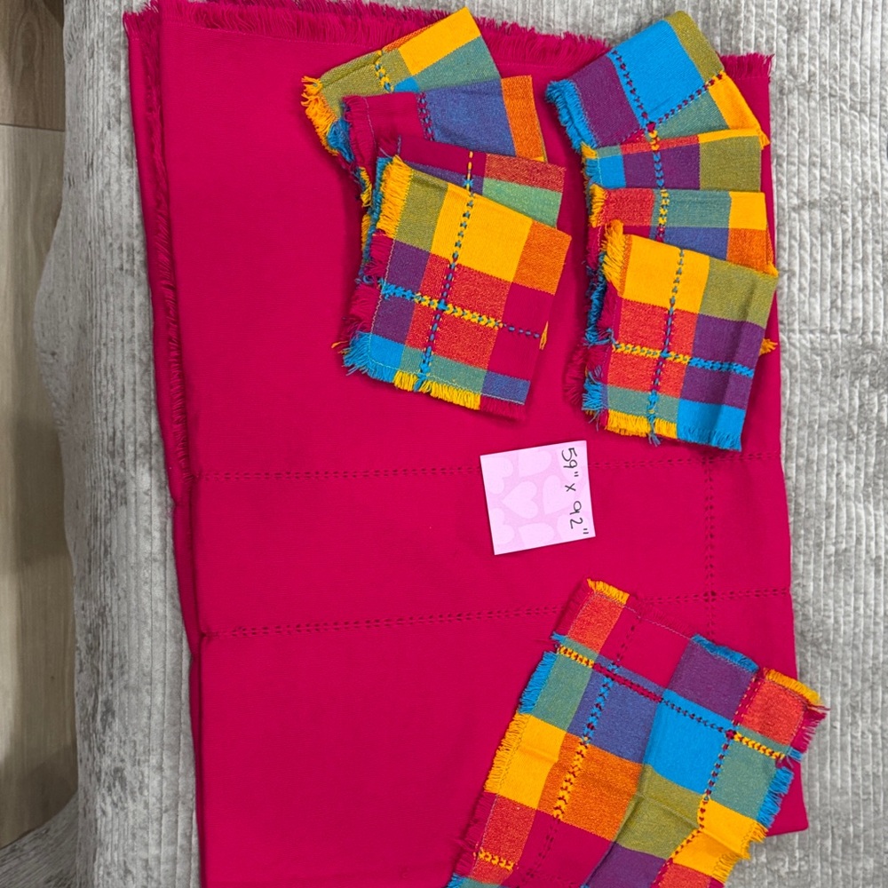 Vibrant Pink Tablecloth with Plaid Napkins (9)